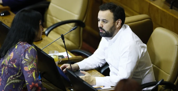 Diputado Bernales presentará proyectos para habilitar ex Hospital de Puerto Montt y adelantar vacaciones de invierno